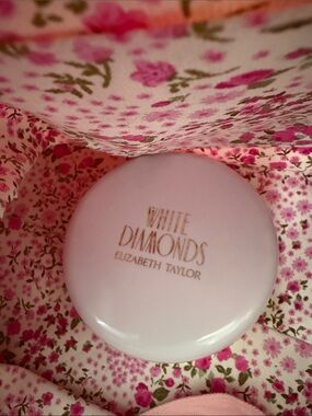 White Diamonds Compact by Elizabeth Taylor - White with Gold Logo